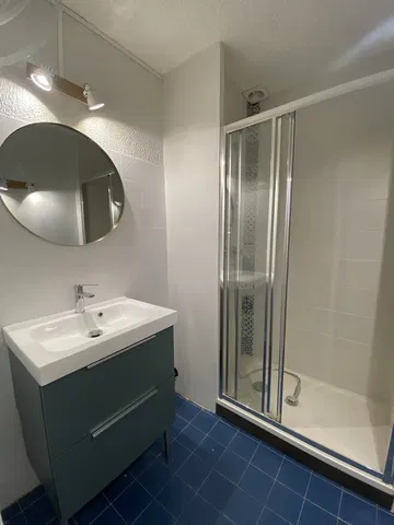 حمام; أرضية من البلاط, ضوء طبيعي