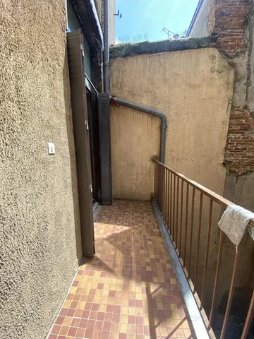 شرفة; أرضية من البلاط