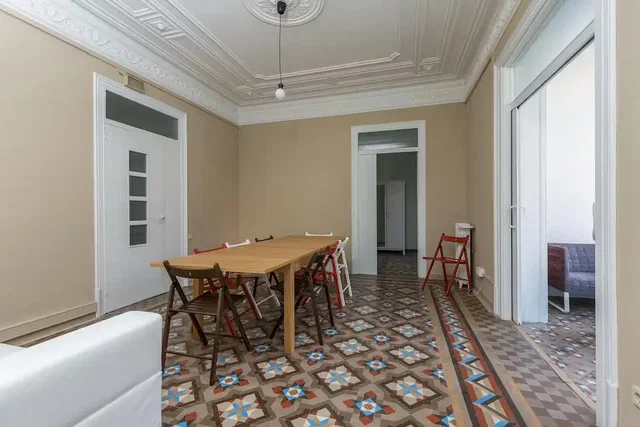 Eetkamer; tegelvloer, natuurlijk licht