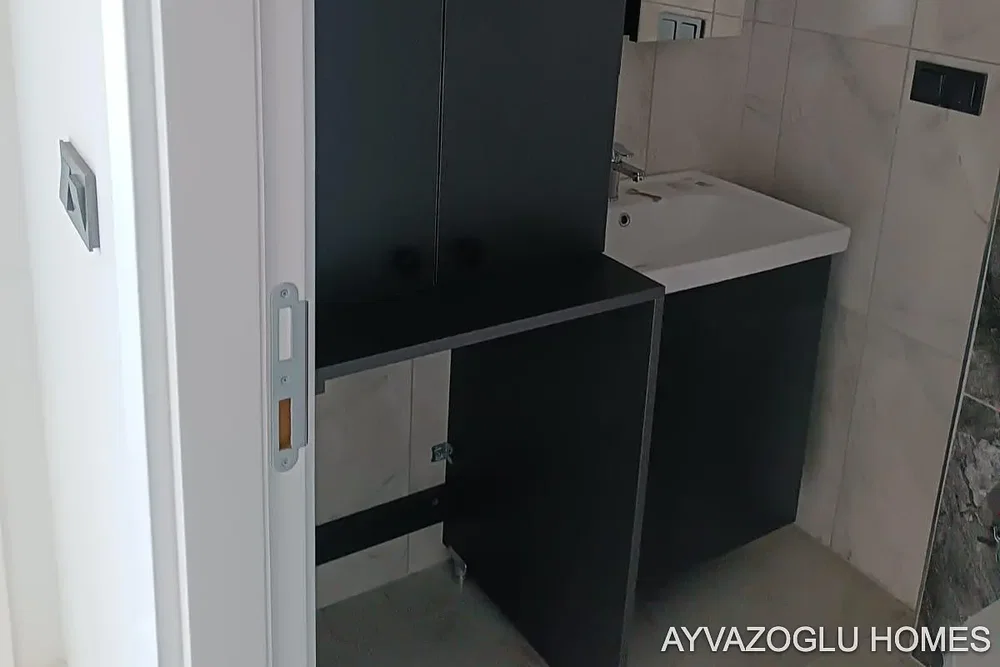 Купатило; плочице, реновиран, природно светло, модерни стил