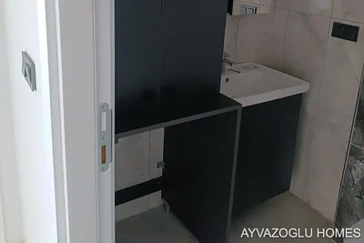 Купатило; плочице, реновиран, природно светло, модерни стил