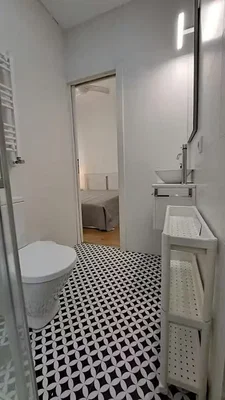 Toilette; fliesenboden, tageslicht