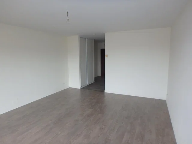 Dormitorio; suelo de madera, luz natural