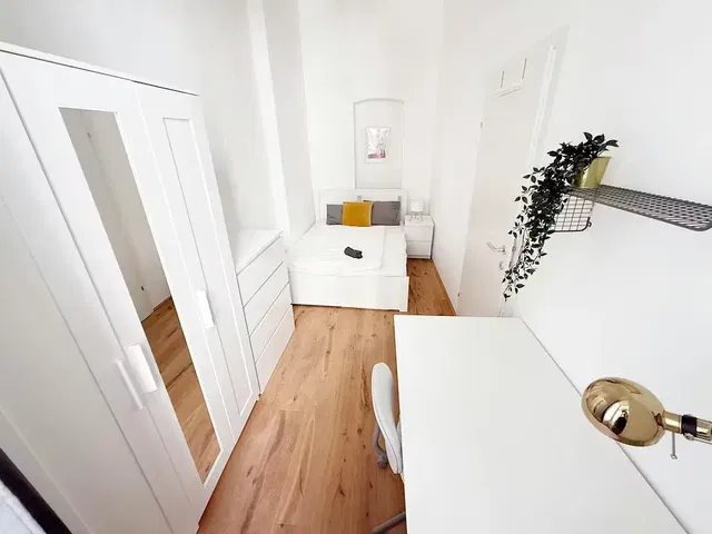 Camera da letto; pavimento in legno, luce naturale, stile moderno