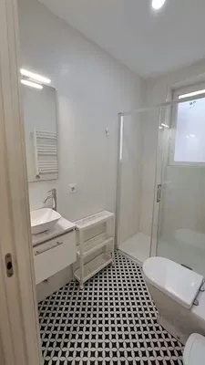 Banyo; fayans zemin, doğal ışık
