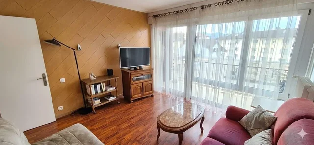 Salón; suelo de madera, luz natural, estilo rústico, vista
