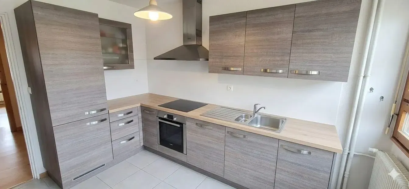 Kuchyně; kuchyňské spotřebiče, dlažba, po rekonstrukci, přirozené světlo