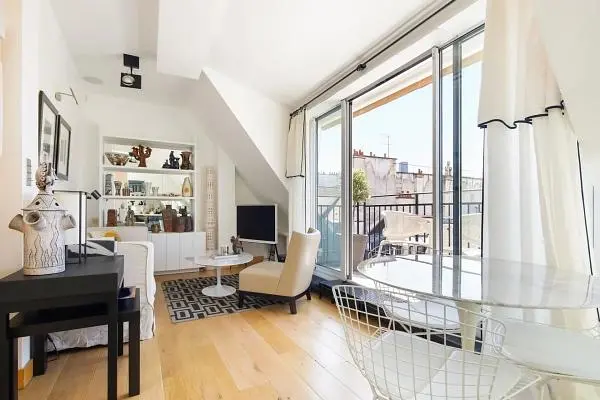 Oturma odası; manzara, ahşap zemin, doğal ışık, modern stil