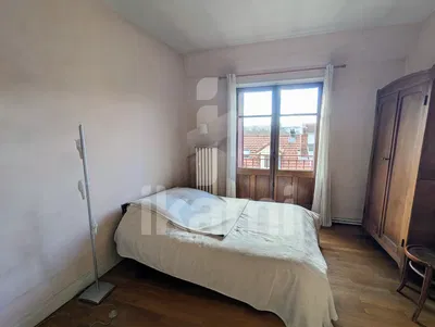 Yatak odası; ahşap zemin, doğal ışık, modern stil