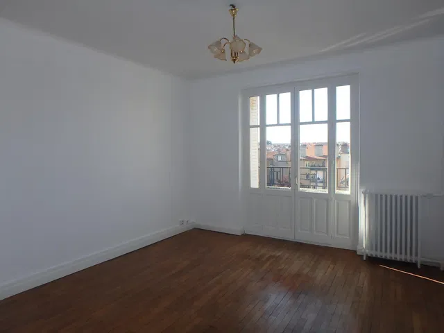 Soggiorno; pavimento in legno, luce naturale, vista