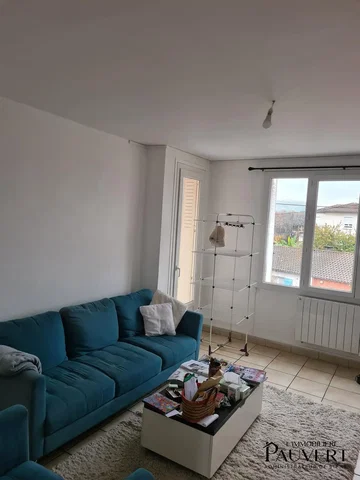 Σαλόνι; πλακάκια, φυσικό φως, θέα