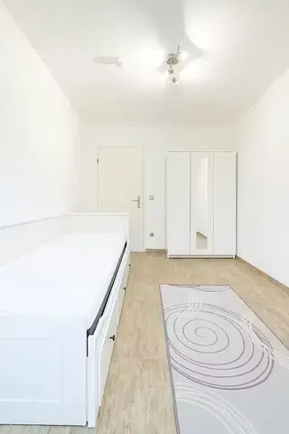 Camera da letto; pavimento in legno, luce naturale, stile moderno