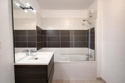 Badezimmer; fliesenboden, renoviert, tageslicht, moderner stil