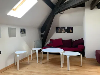 Oturma odası; ahşap kirişler, doğal ışık