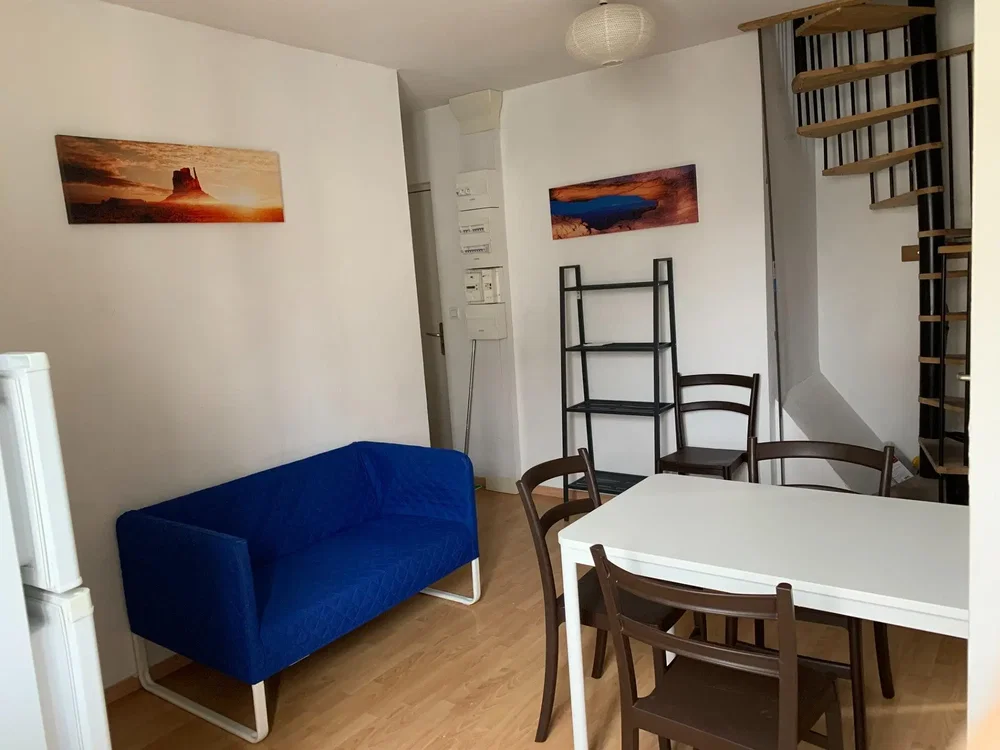 Soggiorno; stile moderno, pavimento in legno, luce naturale