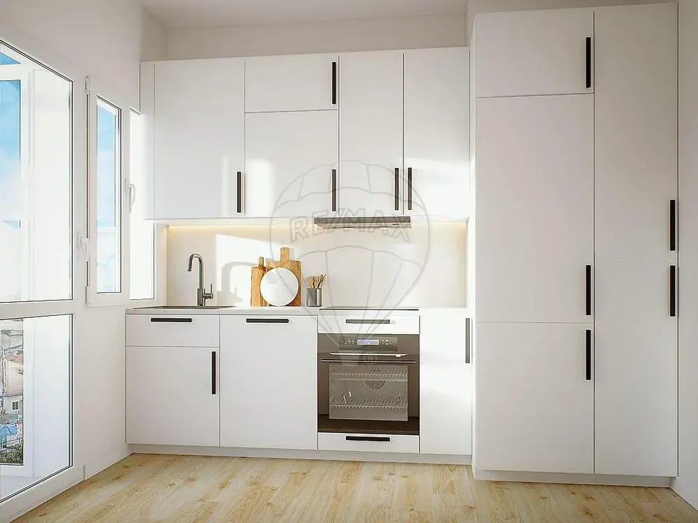 Кухиња; кухињски апарати, поглед, дрвени под, природно светло, модерни стил