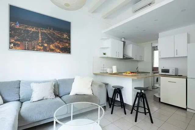 Woonkamer; uitzicht, tegelvloer, natuurlijk licht, moderne stijl