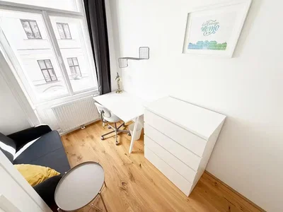 Camera da letto; luce naturale, pavimento in legno