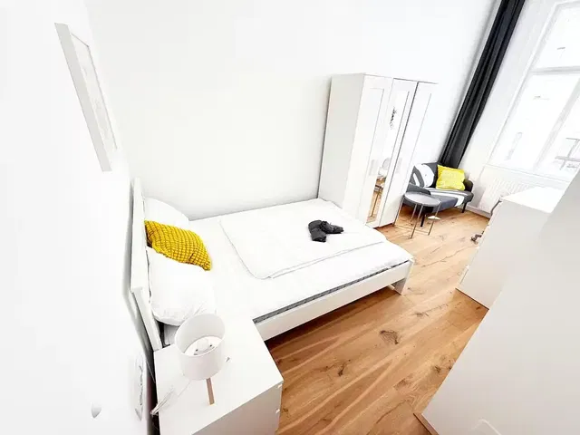 غرفة نوم; أرضية خشبية, ضوء طبيعي, أسلوب عصري