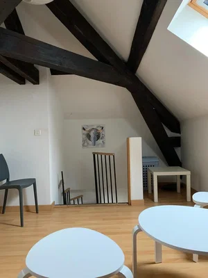 Soggiorno; travi in legno, luce naturale