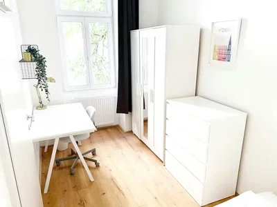 Camera da letto; luce naturale, pavimento in legno, stile moderno