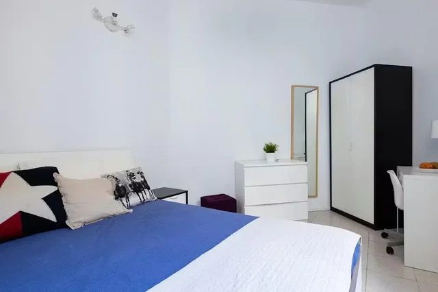 Spavaća soba; prirodna svjetlost, moderan stil