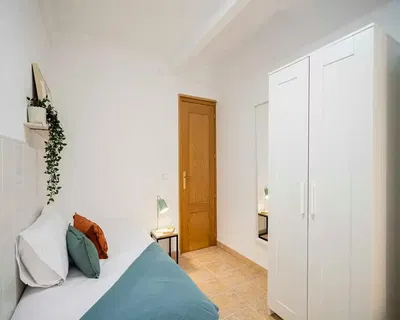 Yatak odası; doğal ışık, fayans zemin