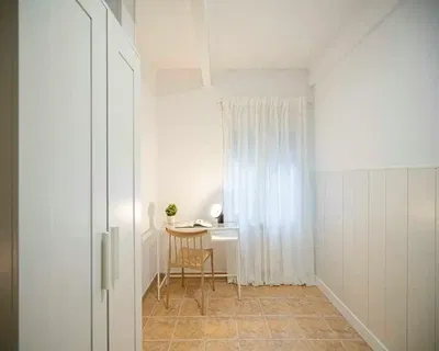 Yatak odası; doğal ışık, fayans zemin