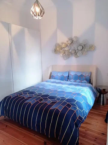 Quarto; chão de madeira, luz natural