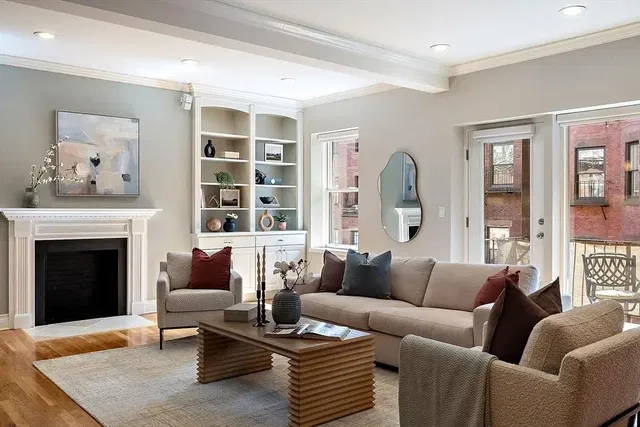 Хол; камина, дървен под, естествена светлина, модерен стил