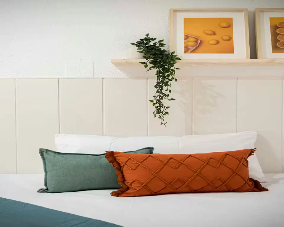 Yatak odası; modern stil, doğal ışık