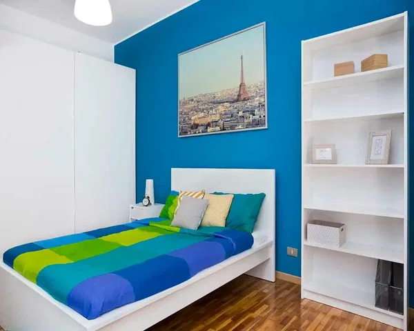 Camera da letto; pavimento in legno, luce naturale, stile moderno