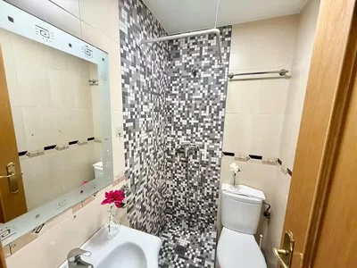 Badezimmer; fliesenboden, tageslicht, renoviert