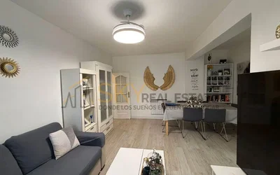 Oturma odası; modern stil, ahşap zemin, doğal ışık
