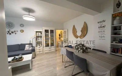 Oturma odası; modern stil, ahşap zemin, doğal ışık