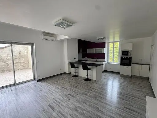 Cuisine; électroménager, parquet, lumière naturelle, style moderne