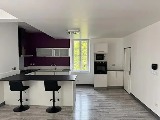 Cuisine; électroménager, lumière naturelle, style moderne, carrelage