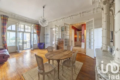 Oturma odası; ahşap zemin, doğal ışık, modern stil