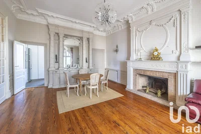 Oturma odası; şömine, ahşap zemin, doğal ışık