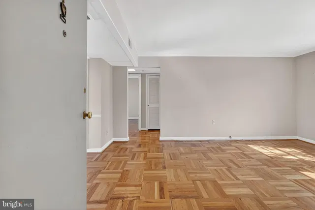 Хол; дървен под, естествена светлина