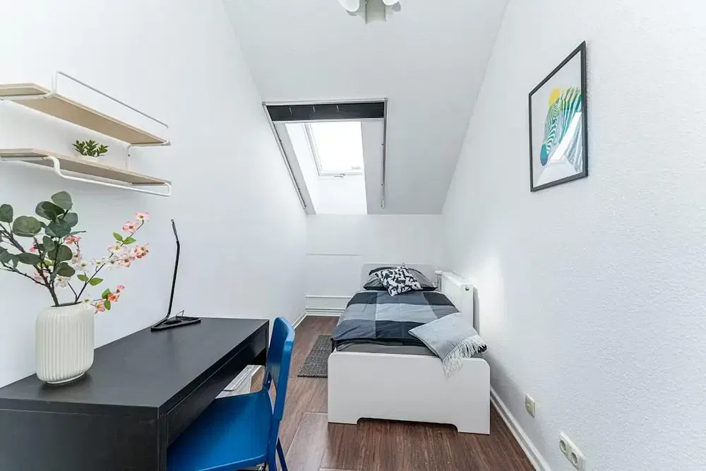 Camera da letto; luce naturale, pavimento in legno, stile moderno