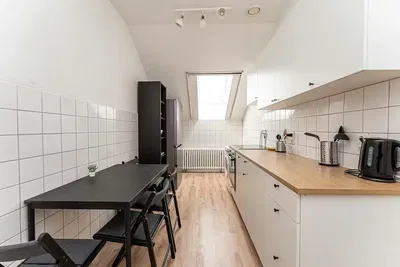 Cucina; elettrodomestici, pavimento in piastrelle, pavimento in legno, luce naturale, stile moderno