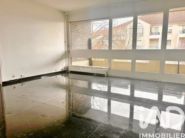 Oturma odası; fayans zemin, manzara, doğal ışık