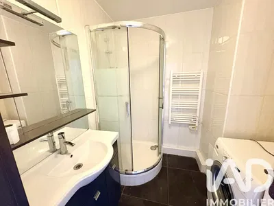 Banyo; fayans zemin, tadilatlı, doğal ışık, modern stil