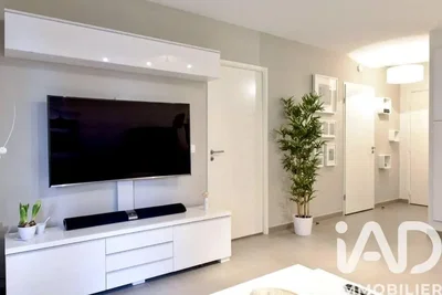 Salon; style moderne, carrelage, lumière naturelle