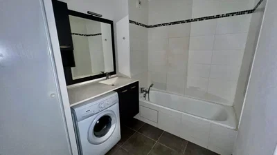 Banyo; fayans zemin, tadilatlı, doğal ışık