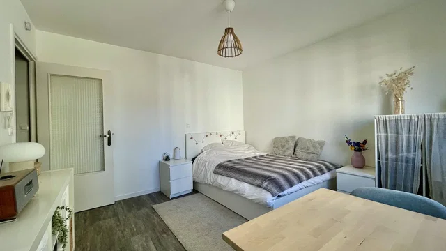 Spavaća soba; prirodno svjetlo, moderni stil