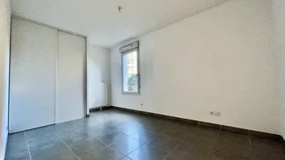 Yatak odası; fayans zemin, doğal ışık, tadilatlı