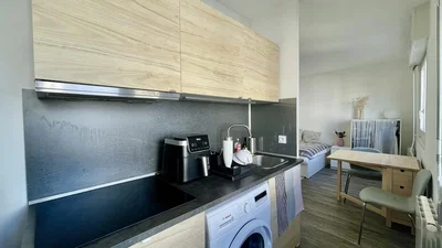 Cucina; elettrodomestici, pavimento in legno, luce naturale, stile moderno