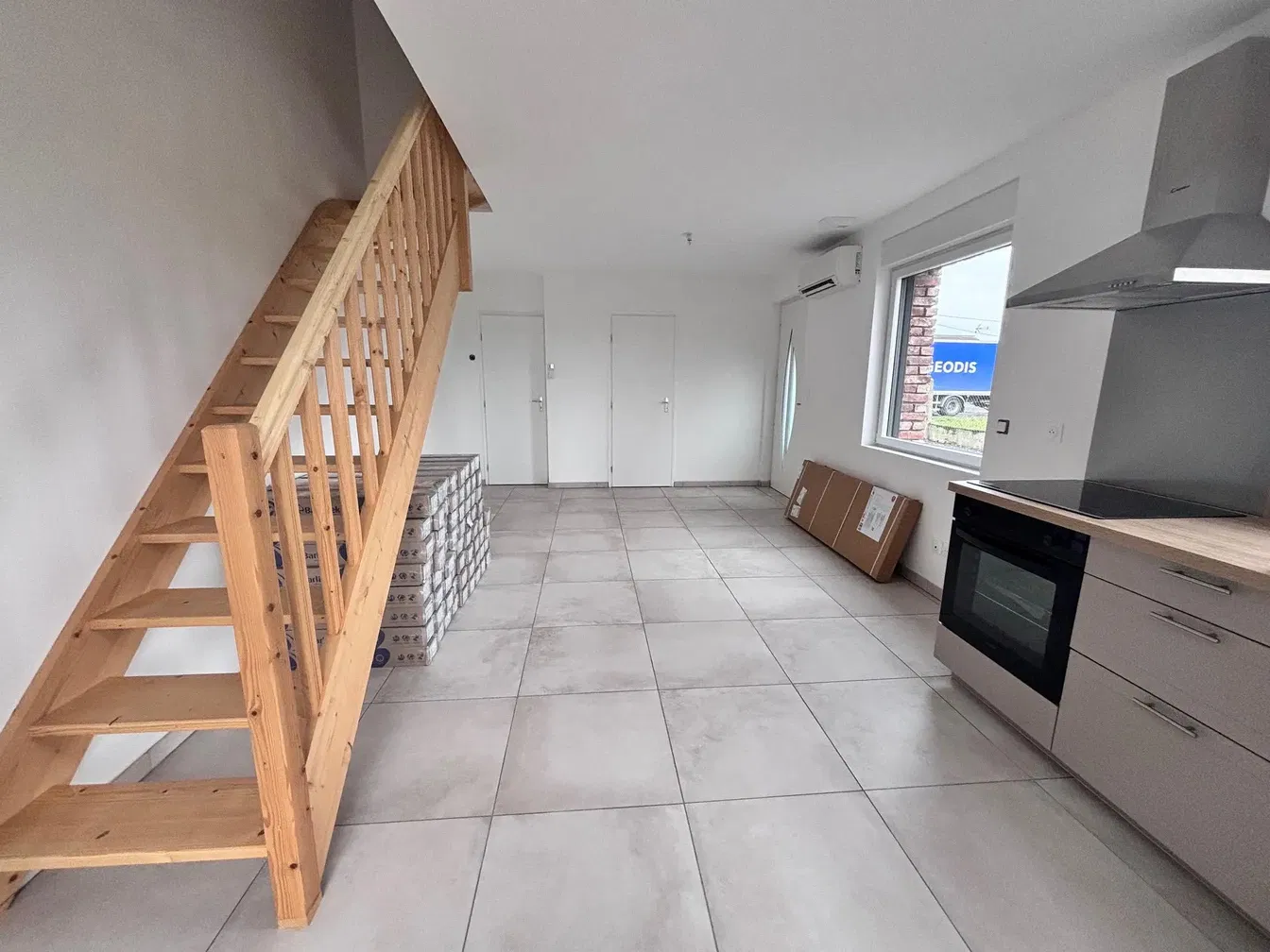 Mutfak; fayans zemin, mutfak aletleri